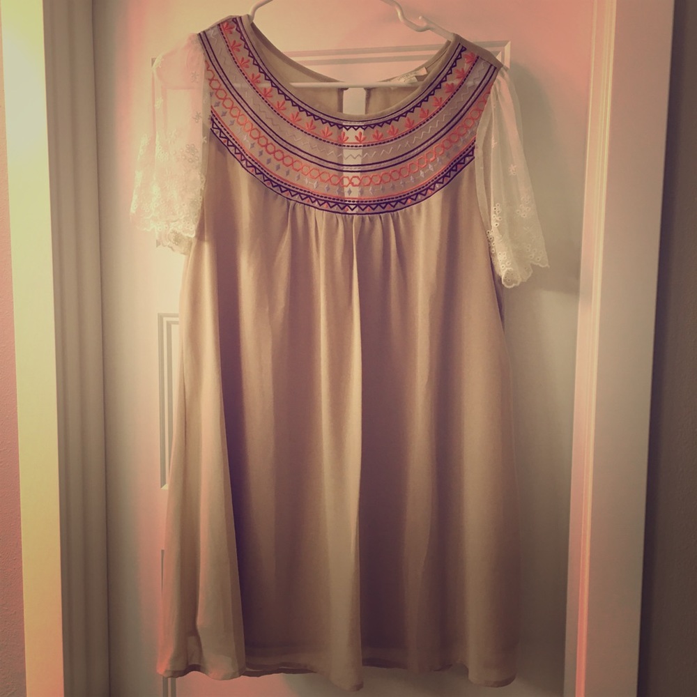 Ladies’ M eyelet lace sleeves tunic/dress